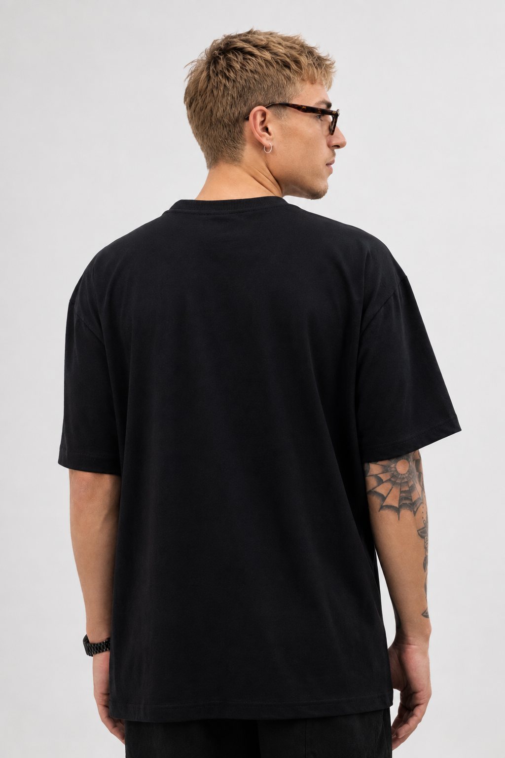 Camiseta preta oversized, vista de costas